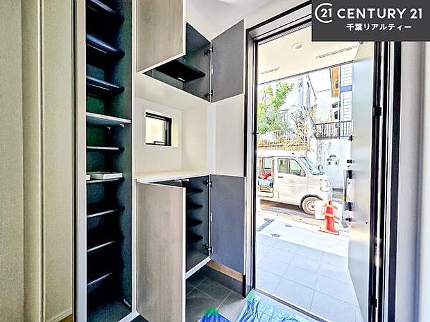 シューズボックス付きなので、玄関が片付きお掃除がしやすいです！スッキリした玄関で戸を開けた瞬間、清潔感のある心地いい空間が出迎えてくれます。