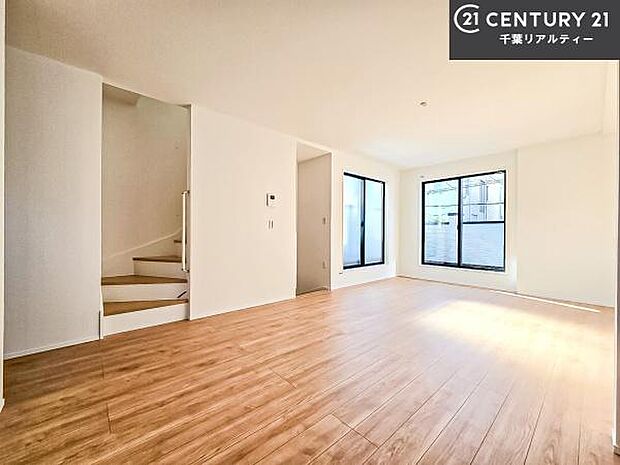 優しい陽だまりがリビングを包んでくれて居心地の良い空間を演出してくれます！自然と家族が集い会話が増える心地よい空間！