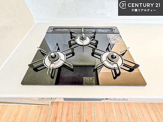 コンロは三口あるのでお料理の同時進行ができます。もちろんグリル付きです。調理スペースも広々している為作業がしやすい！使い勝手が良いシステムキッチンです！