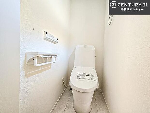 1・2階にトイレがございます！朝の忙しい時間帯も待たずにすみそうですね。白を基調とした清潔感のあるトイレでお手入れがしやすいです！