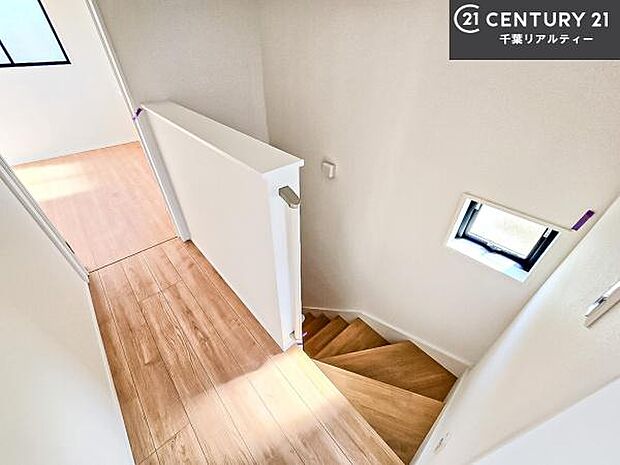 階段は明るく手摺りもついています。お子様やご年配の方も安心してご利用頂けますね。