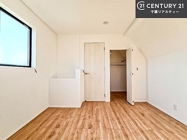 洋室は子供部屋や寝室、色々と用途多彩に利用できますね。収納力もたっぷりなので、広々気持ちよく過ごすことができます。