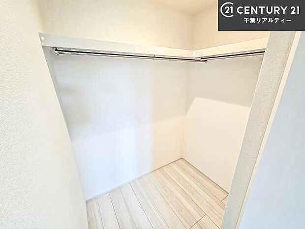 ウォークインクローゼット付きです。たくさんのお洋服などを収納しておけそうですね！他にも扇風機や加湿器など季節物の大きな家電も収納できます！