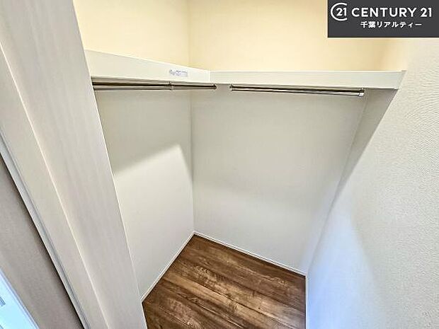 ウォークインクローゼット付きです。たくさんのお洋服などを収納しておけそうですね！他にも扇風機や加湿器など季節物の大きな家電も収納できます。