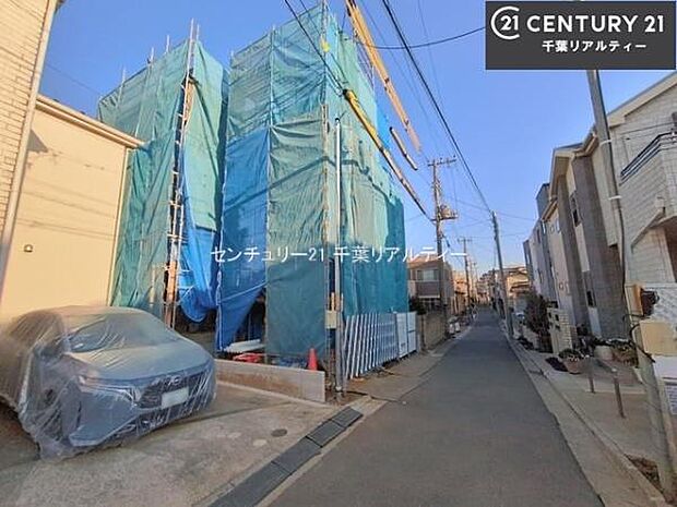 前面道路は4ｍ！陽当り良好な立地です。車庫入れが苦手な方も安心ですね。