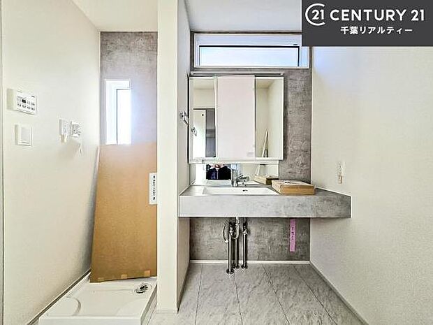 三面鏡仕様の洗面所は、身だしなみがしやすい造り！裏は収納になっています。ドライヤーやお化粧道具を片付けられるので洗面台周りをスッキリと見せることが出来ます！