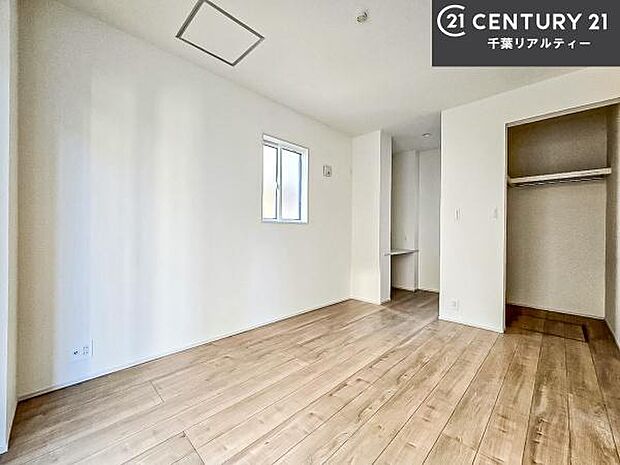 収納スペースがついています！居室をスッキリ整頓する事ができますね。家具を選ばないシンプルなデザインの為、家具を選ばずお気に入りの空間作りができそうですね。