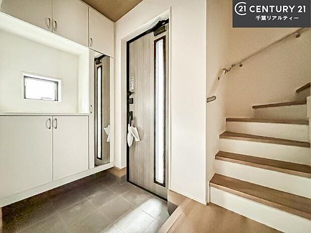 シューズボックス付きなので、玄関が片付きお掃除がしやすいです！スッキリした玄関で戸を開けた瞬間、清潔感のある心地いい空間が出迎えてくれます。