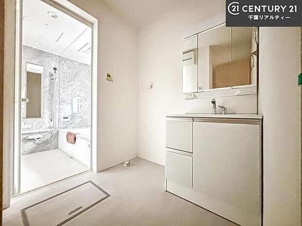 三面鏡仕様の洗面所は、身だしなみがしやすい造り！裏は収納になっています。ドライヤーやお化粧道具を片付けられるので洗面台周りをスッキリと見せることが出来ます！