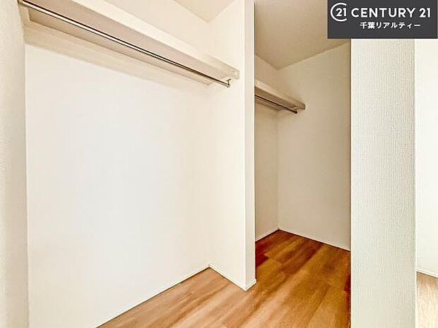 ウォークインクローゼット付きです。たくさんのお洋服などを収納しておけそうですね！他にも扇風機や加湿器など季節物の大きな家電も収納できます。