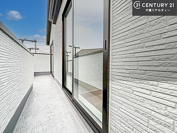 陽当たり良好なバルコニーです！晴れた日には青い空を見渡せる開放的な時間を楽しめます。