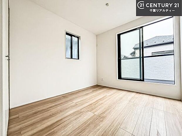 バルコニーに面している洋室です。明るく温もりがあり、換気もしっかりできます！朝起きて、外に出て背伸びをしつつ深呼吸をし良い朝を迎え入れることができます。