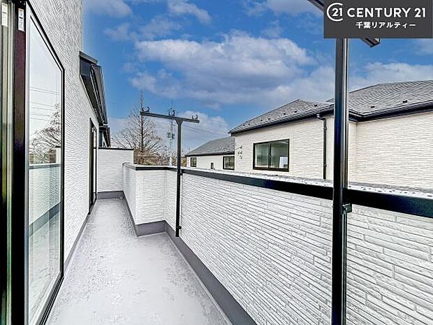 落ち着きある住宅街です！周囲には高い建物がなく、空が広く開放感があり、陽当たりを大きく遮られることもありません！気持ちの良い風が通り抜ける街並みです！
