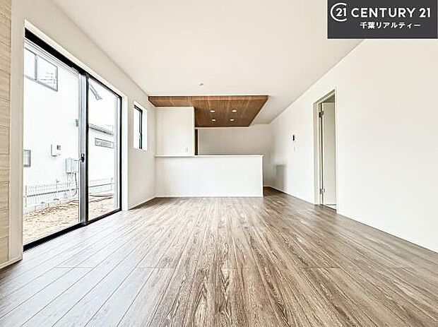 大きな窓からたっぷりの陽ざしが入る明るいリビング。開放感のあるリビングで家族団らんのくつろぎの時間を過ごせます。