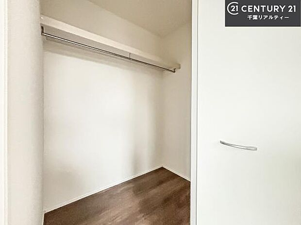 ウォークインクローゼット付きです。たくさんのお洋服などを収納しておけそうですね！他にも扇風機や加湿器など季節物の大きな家電も収納できます。