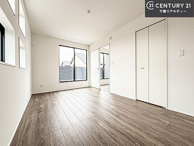 バルコニーに面している洋室です。明るく温もりがあり、換気もしっかりできます！朝起きて、外に出て背伸びをしつつ深呼吸をし良い朝を迎え入れることができます。