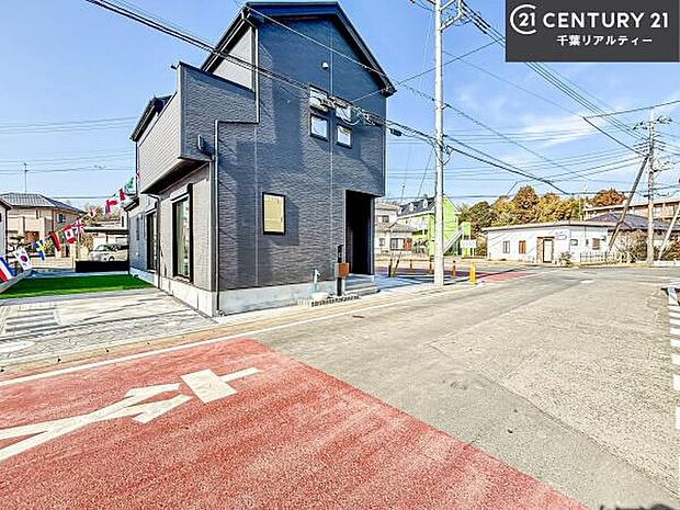 前面道路は広々としており、車の出し入れもラクラク。開放感あふれる立地で、安心して暮らせる住まいです。