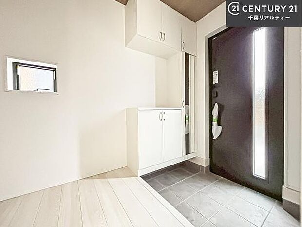 シューズボックス付きなので、玄関が片付きお掃除がしやすいです！スッキリした玄関で戸を開けた瞬間、清潔感のある心地いい空間が出迎えてくれます。