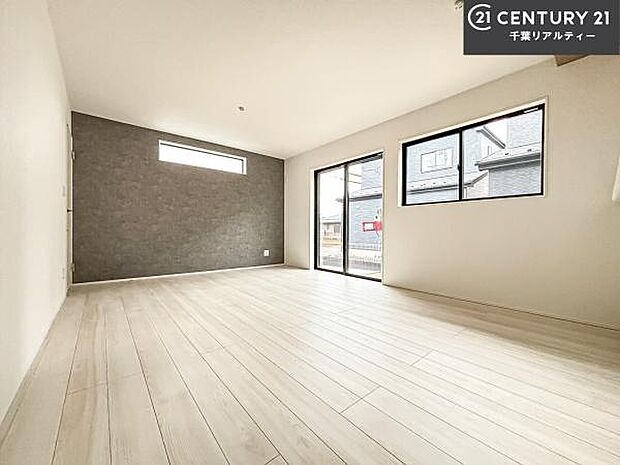 大きな窓からたっぷりの陽ざしが入る明るいリビング。開放感のあるリビングで家族団らんのくつろぎの時間を過ごせます。