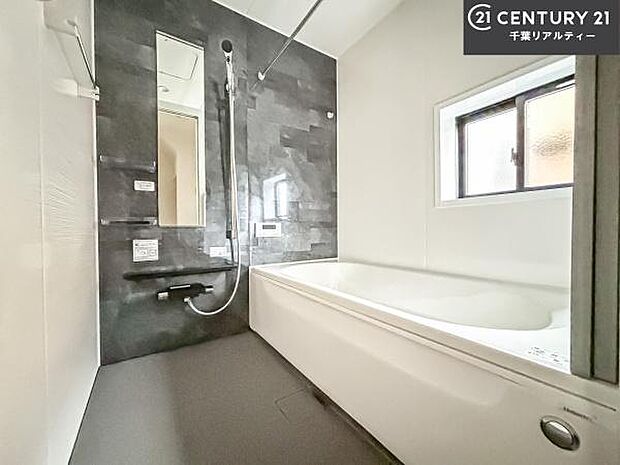 落ち着きある大人の雰囲気のバスルームは、味が出ていてバスタイムが充実！お仕事頑張っているご褒美にお好みの匂いの入浴剤を入れて、楽しんでみてはいかがでしょうか？