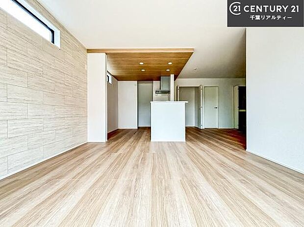 大きな窓からたっぷりの陽ざしが入る明るいリビング。開放感のあるリビングで家族団らんのくつろぎの時間を過ごせます。