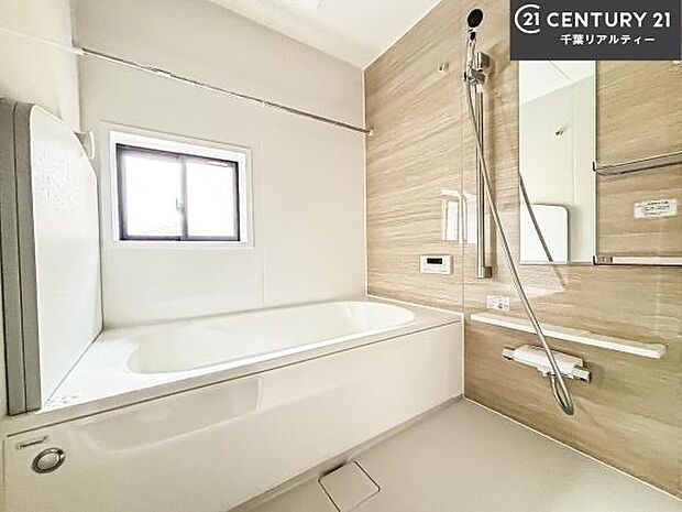 落ち着きある大人の雰囲気のバスルームは、味が出ていてバスタイムが充実！お仕事頑張っているご褒美にお好みの匂いの入浴剤を入れて、楽しんでみてはいかがでしょうか？