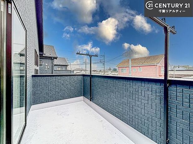 落ち着きある住宅街です！周囲には高い建物がなく、空が広く開放感があり、陽当たりを大きく遮られることもありません！気持ちの良い風が通り抜ける街並みです！