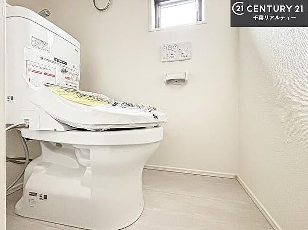 1・2階にトイレがございます！朝の忙しい時間帯も待たずにすみそうですね。白を基調とした清潔感のあるトイレでお手入れがしやすいです！