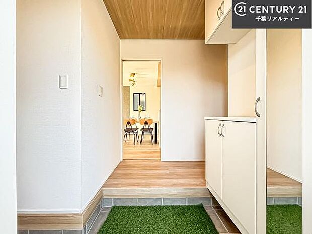 シューズボックス付きなので、玄関が片付きお掃除がしやすいです！スッキリした玄関で戸を開けた瞬間、清潔感のある心地いい空間が出迎えてくれます。