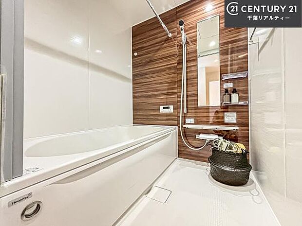 落ち着きある大人の雰囲気のバスルームは、味が出ていてバスタイムが充実！お仕事頑張っているご褒美にお好みの匂いの入浴剤を入れて、楽しんでみてはいかがでしょうか？