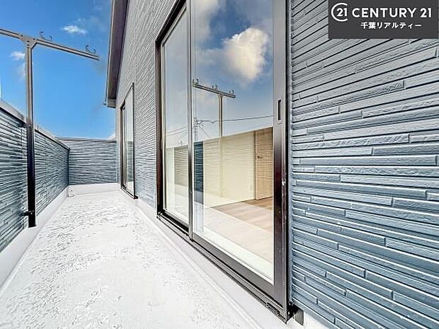 陽当たり良好なバルコニーです！晴れた日には青い空を見渡せる開放的な時間を楽しめます。