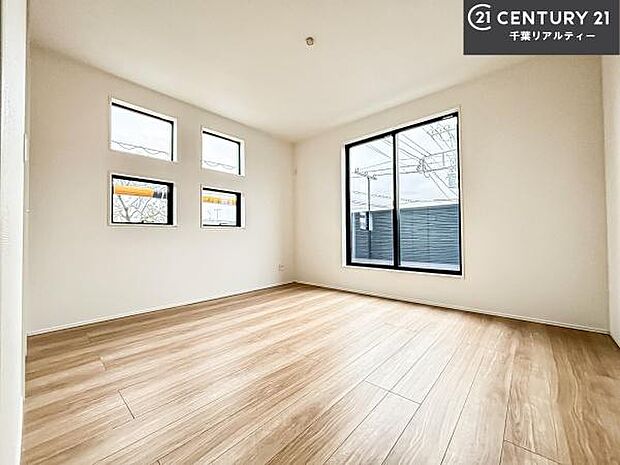 バルコニーに面している洋室です。明るく温もりがあり、換気もしっかりできます！朝起きて、外に出て背伸びをしつつ深呼吸をし良い朝を迎え入れることができます。