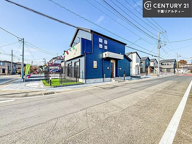 前面道路は広々としており、車の出し入れもラクラク。開放感あふれる立地で、安心して暮らせる住まいです。