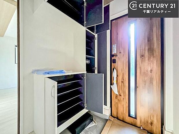 シューズボックス付きなので、玄関が片付きお掃除がしやすいです！スッキリした玄関で戸を開けた瞬間、清潔感のある心地いい空間が出迎えてくれます。