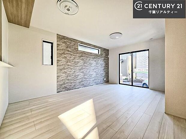 優しい陽だまりがリビングを包んでくれて居心地の良い空間を演出してくれます！くつろぎの時間を過ごせます！