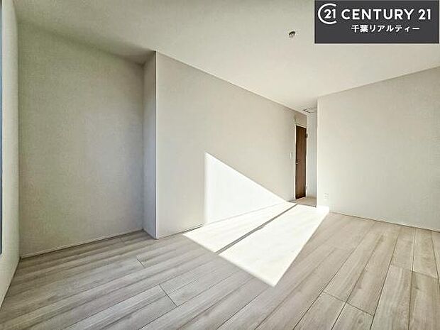 優しい光が差し込む洋室は、朝の目覚めも気持ちが良さそうですね。おうち時間もゆったりと過ごすことができます。優しい色合いのフローリングがどんな家具にもマッチします！