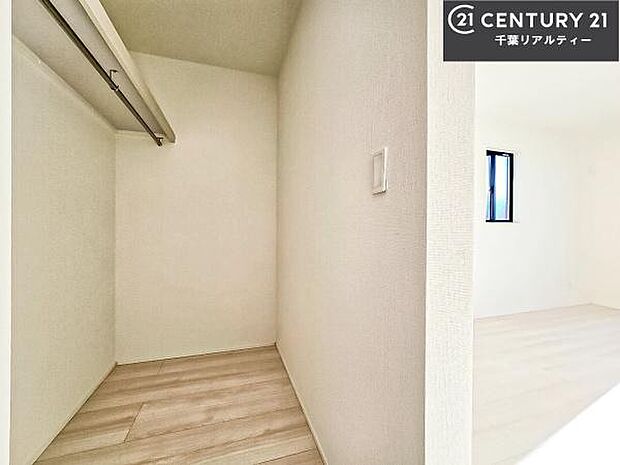 ウォークインクローゼット付きです。たくさんのお洋服などを収納しておけそうですね！他にも扇風機や加湿器など季節物の大きな家電も収納できます。