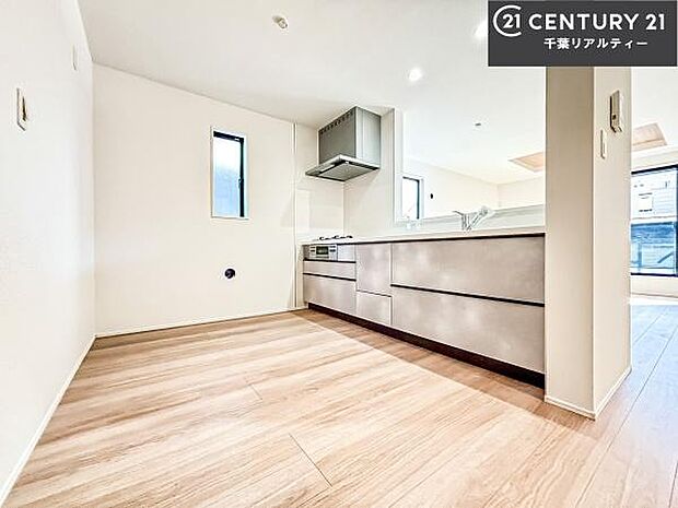 大人気の対面式システムキッチンを採用しています！ご家族のコミュニケーションが自然と増える設計です。お子様にも目が届くので嬉しいですね。広々使えて快適に作業が進みます。