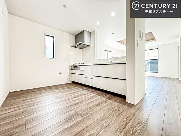 大人気の対面式システムキッチンを採用しています！ご家族のコミュニケーションが自然と増える設計です。お子様にも目が届くので嬉しいですね。広々使えて快適に作業が進みます。