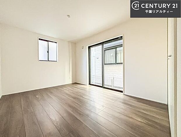 洋室は子供部屋や寝室、色々と用途多彩に利用できますね。収納力もたっぷりなので、広々気持ちよく過ごすことができます。