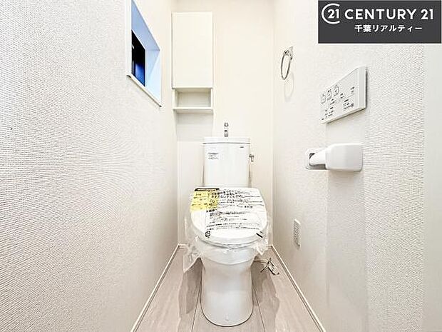 1・2階にトイレがございます！朝の忙しい時間帯も待たずにすみそうですね。白を基調とした清潔感のあるトイレでお手入れがしやすいです！