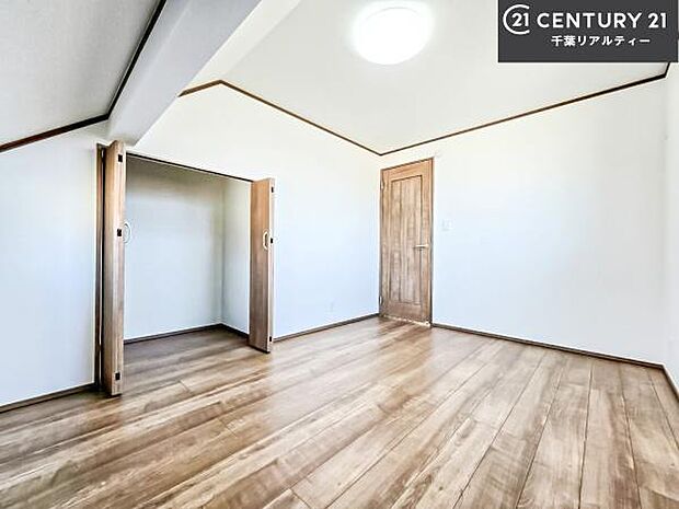 洋室は子供部屋や寝室、色々と用途多彩に利用できますね。収納力もたっぷりなので、広々気持ちよく過ごすことができます。