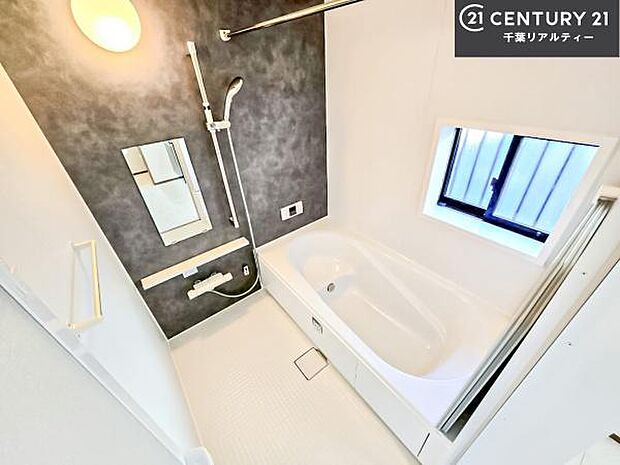 広々バスで一日の疲れをリフレッシュ。足が伸ばせるので、浴槽にもゆったりと浸かれますね！毎日のバスタイムが楽しみになります。