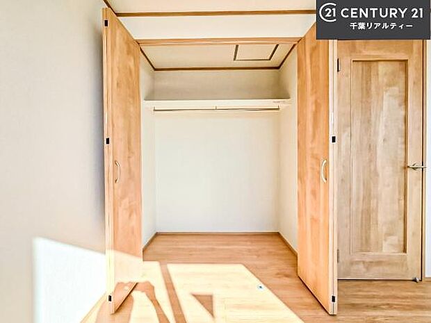 たっぷりの収納スペースで、暮らしがすっきり整う住まい。家族の荷物もきれいに片付き、毎日を快適に過ごせます。