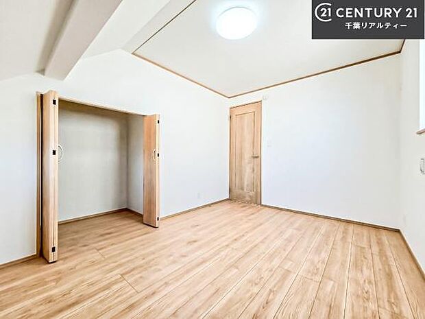 明るい室内は、風通しも良く、明るく大変居心地の良い空間となっております。リラックスして過ごせる心地の良いお部屋です！