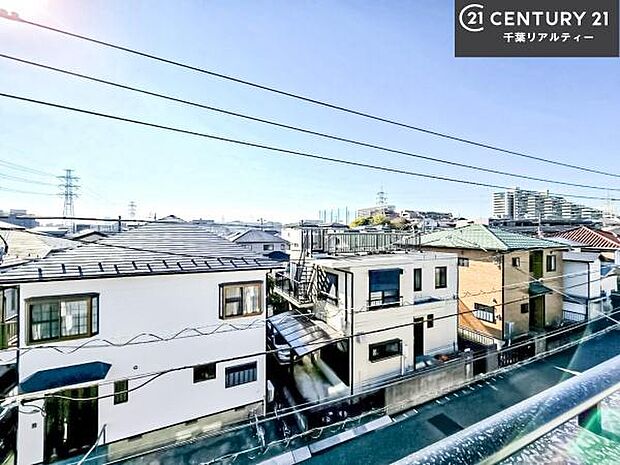 落ち着きある住宅街です！周囲には高い建物がなく、空が広く開放感があり、陽当たりを大きく遮られることもありません！気持ちの良い風が通り抜ける街並みです！