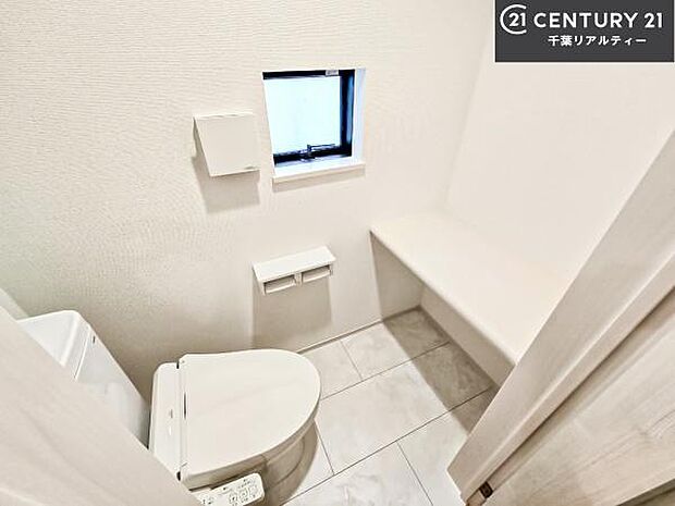 1・2階にトイレがございます！朝の忙しい時間帯も待たずにすみそうですね。白を基調とした清潔感のあるトイレでお手入れがしやすいです！