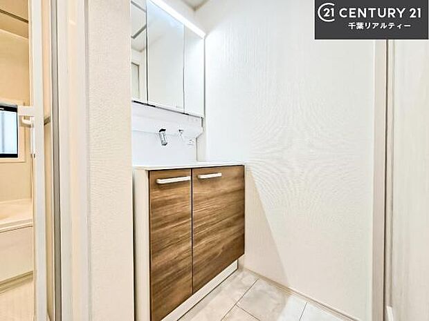 三面鏡仕様の洗面所は、身だしなみがしやすい造り！裏は収納になっています。ドライヤーやお化粧道具を片付けられるので洗面台周りをスッキリと見せることが出来ます！