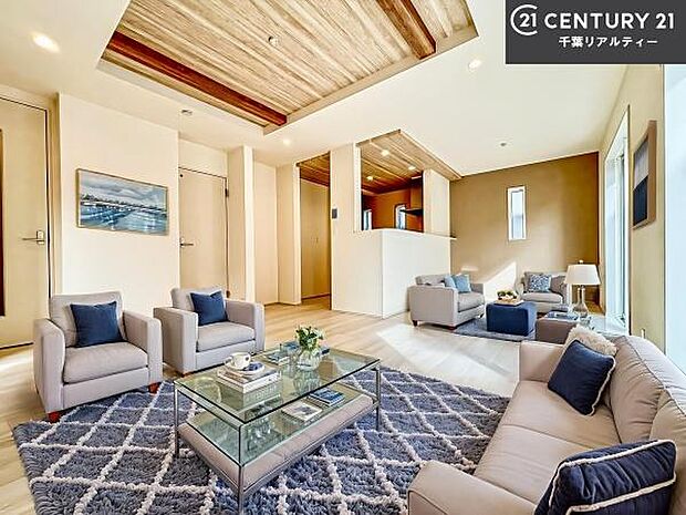 家具はCGパースです。心地良いリビングは家族が自然と集まります。家族団欒の時間が増えそうです。ご家族と、より一層充実した時間を過ごせそうですね。