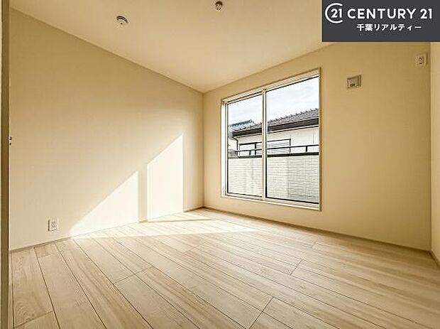 バルコニーに面している洋室です。明るく温もりがあり、換気もしっかりできます！朝起きて、外に出て背伸びをしつつ深呼吸をし良い朝を迎え入れることができます。